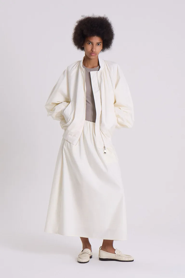 Chaqueta blanca de gabardina con corte amplio y mangas voluminosas de Maria Cher en Chaquetas para argentina