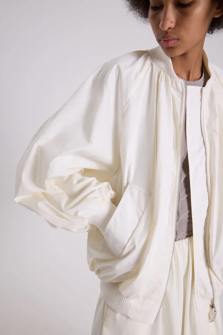 Chaqueta blanca de gabardina con corte amplio y mangas voluminosas de Maria Cher en Chaquetas para argentina