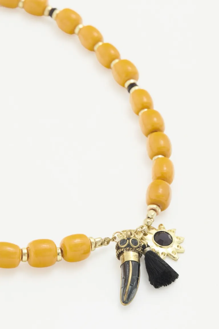 Collar artesanal con cuentas esféricas, dije de cuerno y borla decorativa de Rapsodia en Bijouterie para argentina