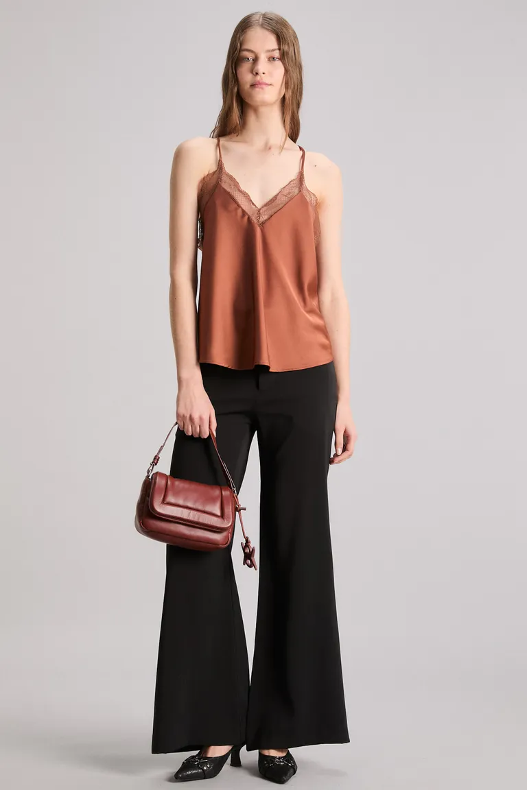 Blusa de satén naranja con escote en V y breteles regulables de Kosiuko en Tops para argentina