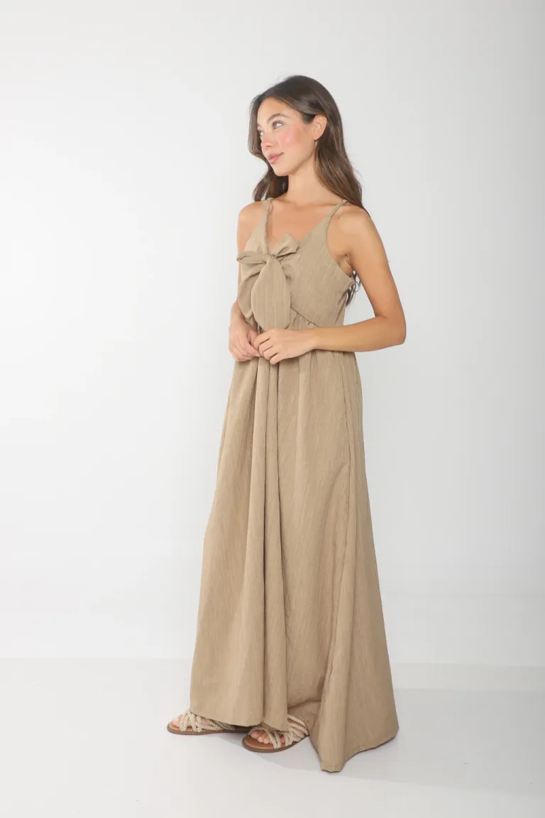 Vestido de seda negro con escote en V y moño central de Belle en Vestidos para argentina