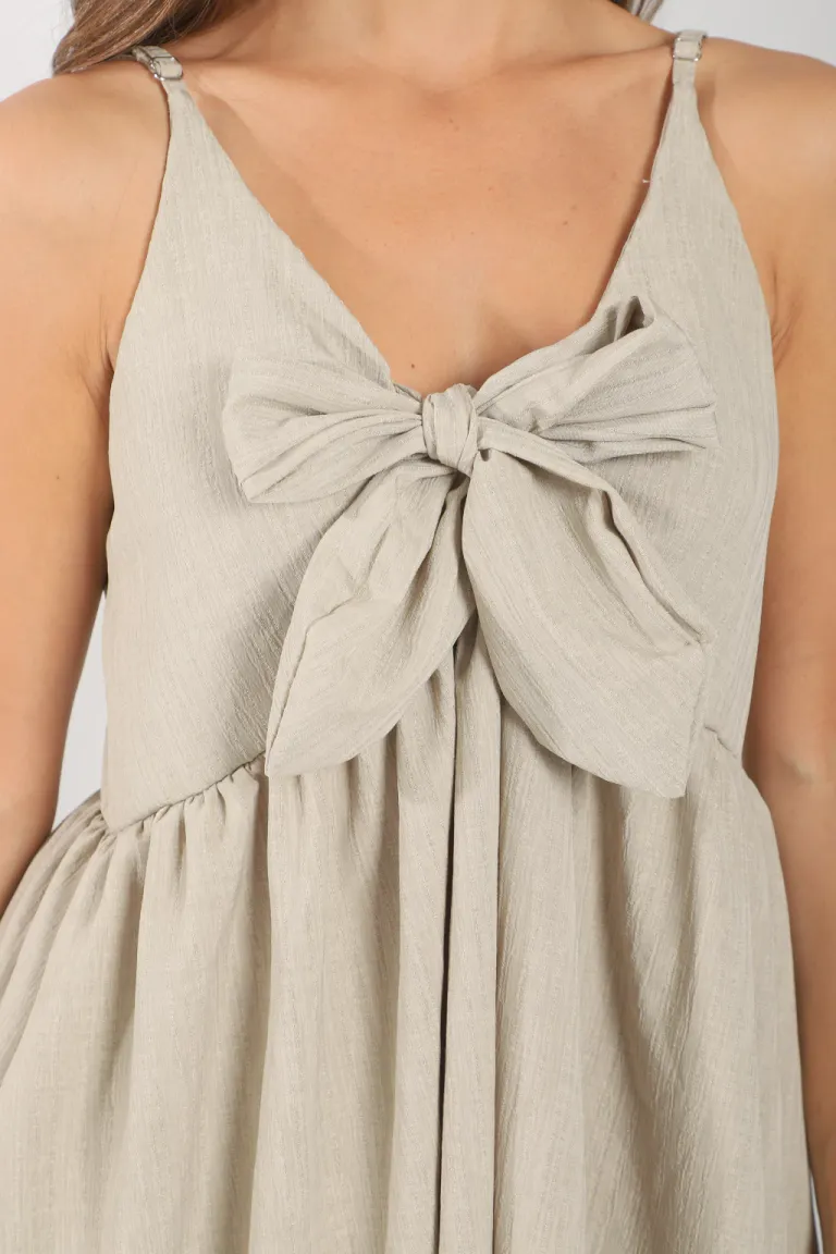 Vestido de seda negro con escote en V y moño central de Belle en Vestidos para argentina