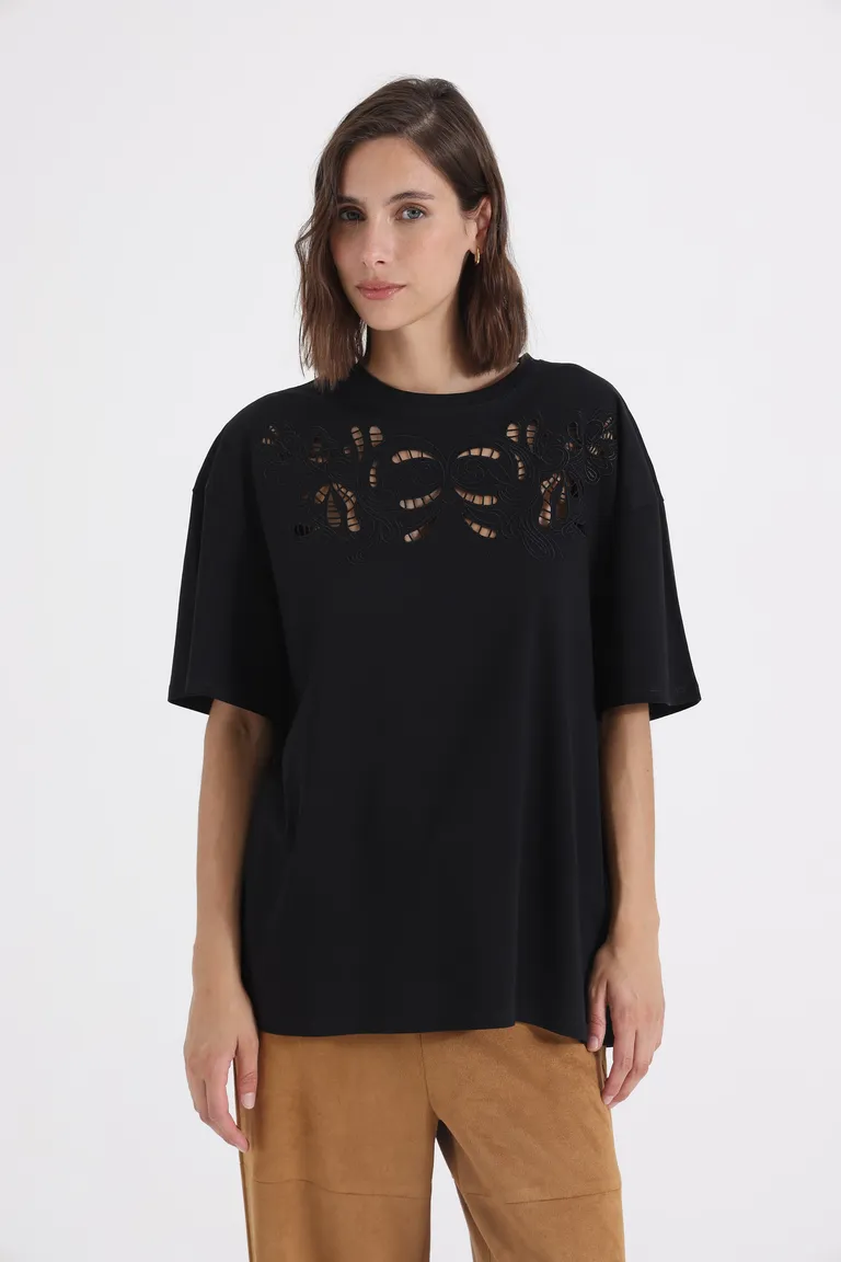 Remera de manga corta con cuello redondo y detalle de calado en el frente de Yagmour en Remeras para argentina