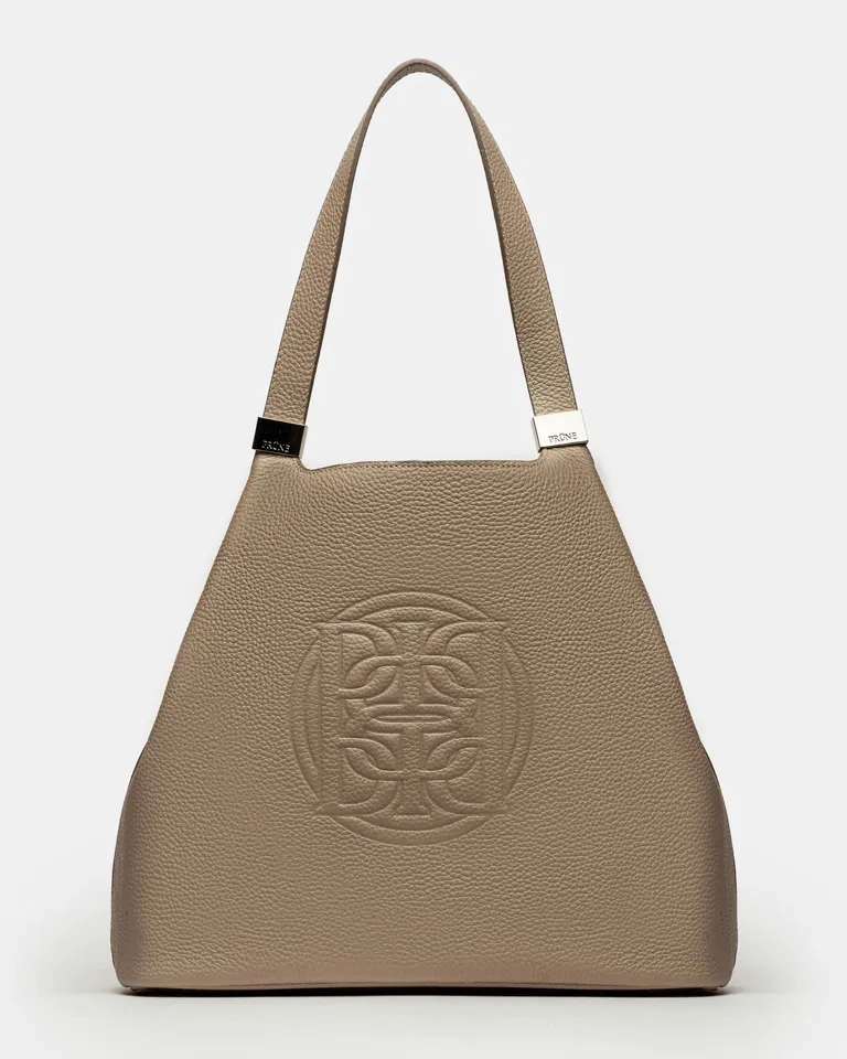 Bolso eterial de cuero graneado con logo gofrado, diseño minimalista y versátil de Prüne en Bolsos y Carteras para argentina