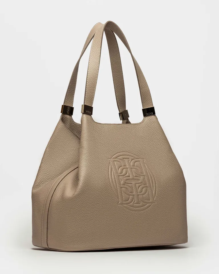 Bolso eterial de cuero graneado con logo gofrado, diseño minimalista y versátil de Prüne en Bolsos y Carteras para argentina