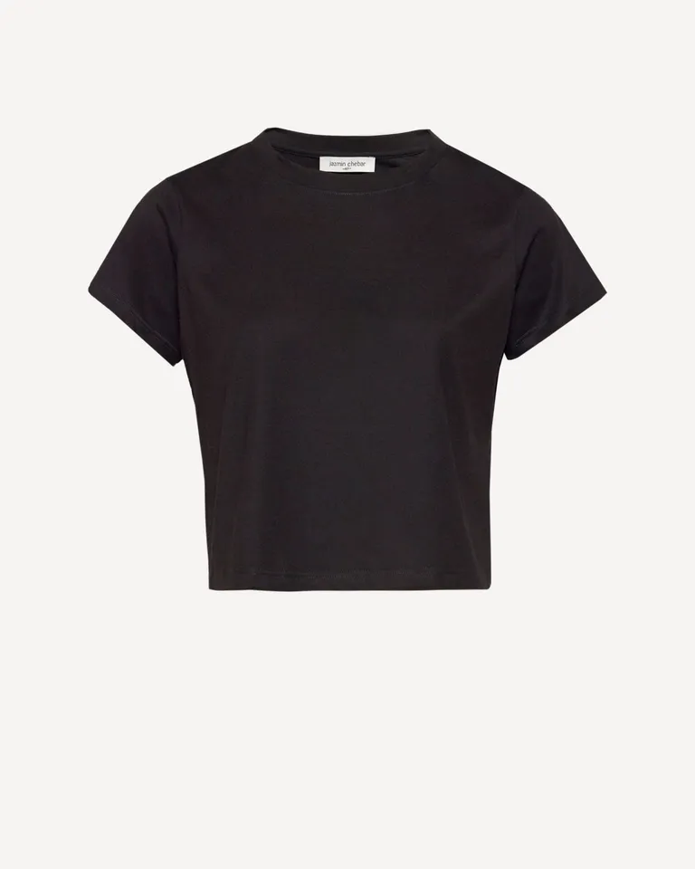 Remera de punto negro de corte regular y mangas cortas de Jazmin Chebar en Remeras para argentina