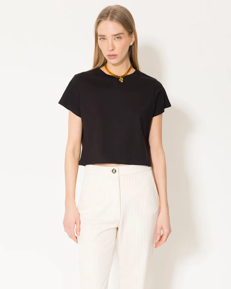 Remera de punto negro de corte regular y mangas cortas de Jazmin Chebar en Remeras para argentina