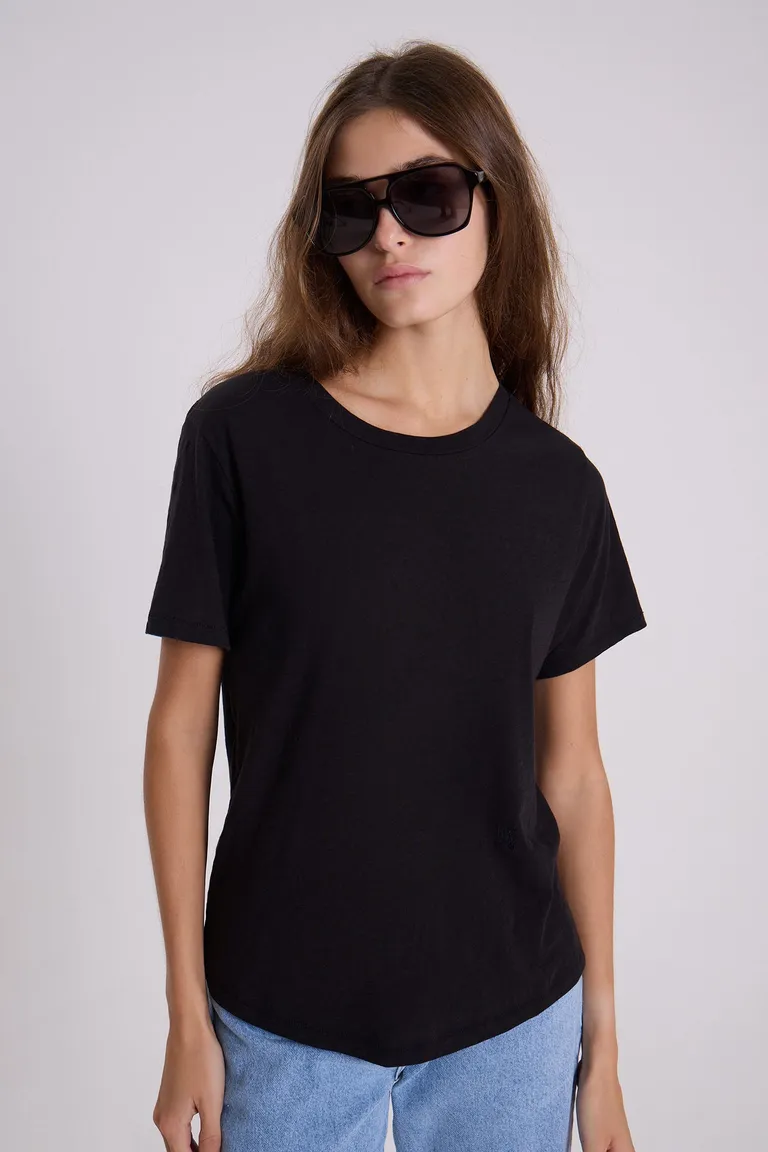 Remera negra de algodón peruano con detalles de costuras de Maria Cher en Remeras para argentina