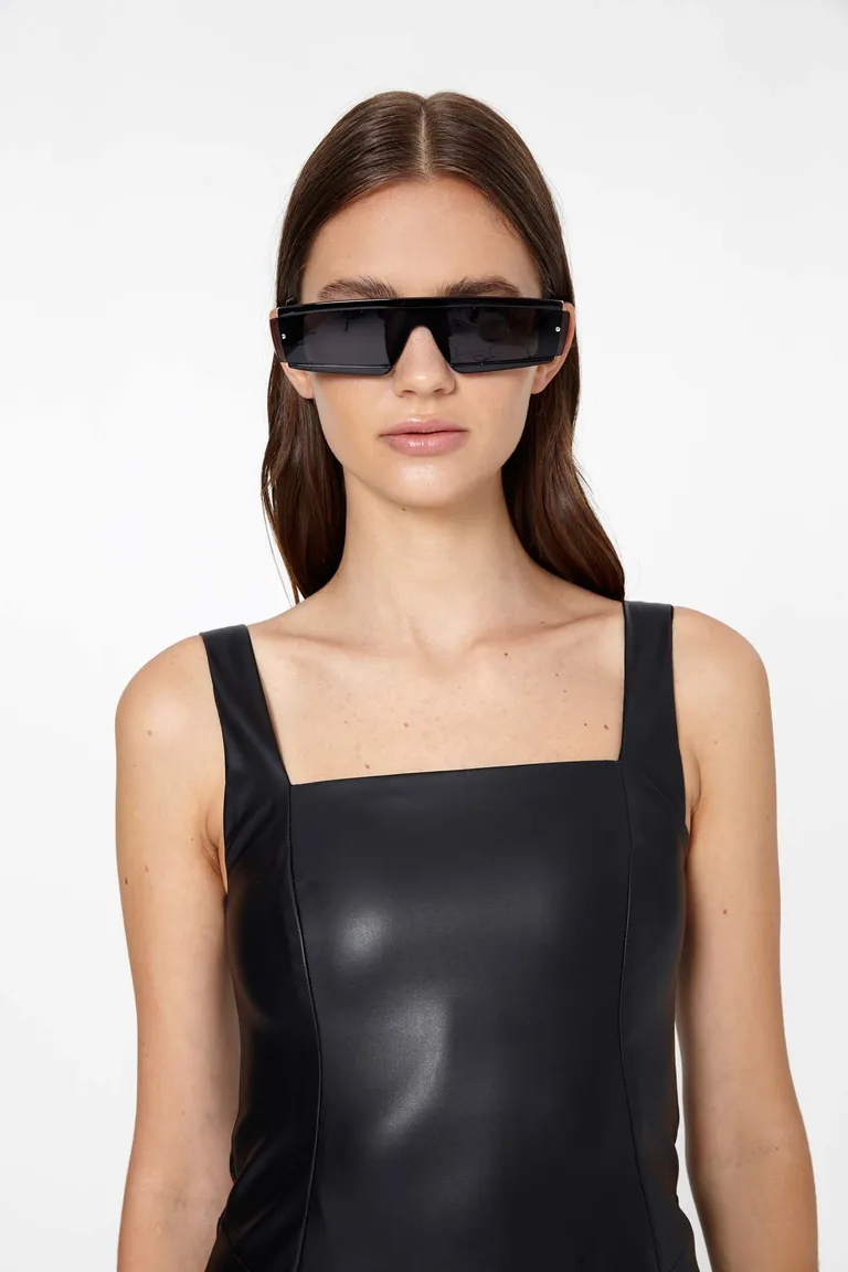 Vestido negro de corte recto con recortes laterales y cierre en la espalda de Naíma en Vestidos para argentina