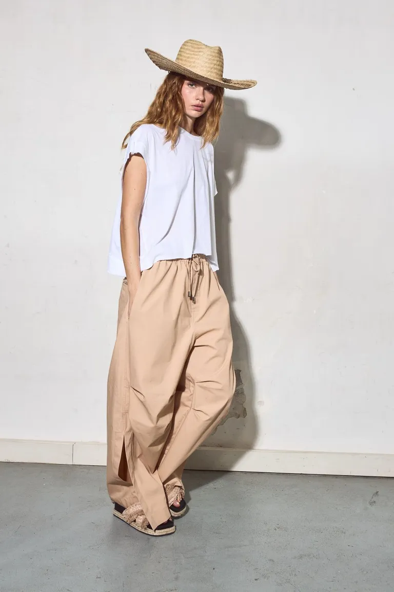 Remera blanca de corte morfológico con manga corta y escote en U en la espalda de Allo Martinez en Remeras para argentina