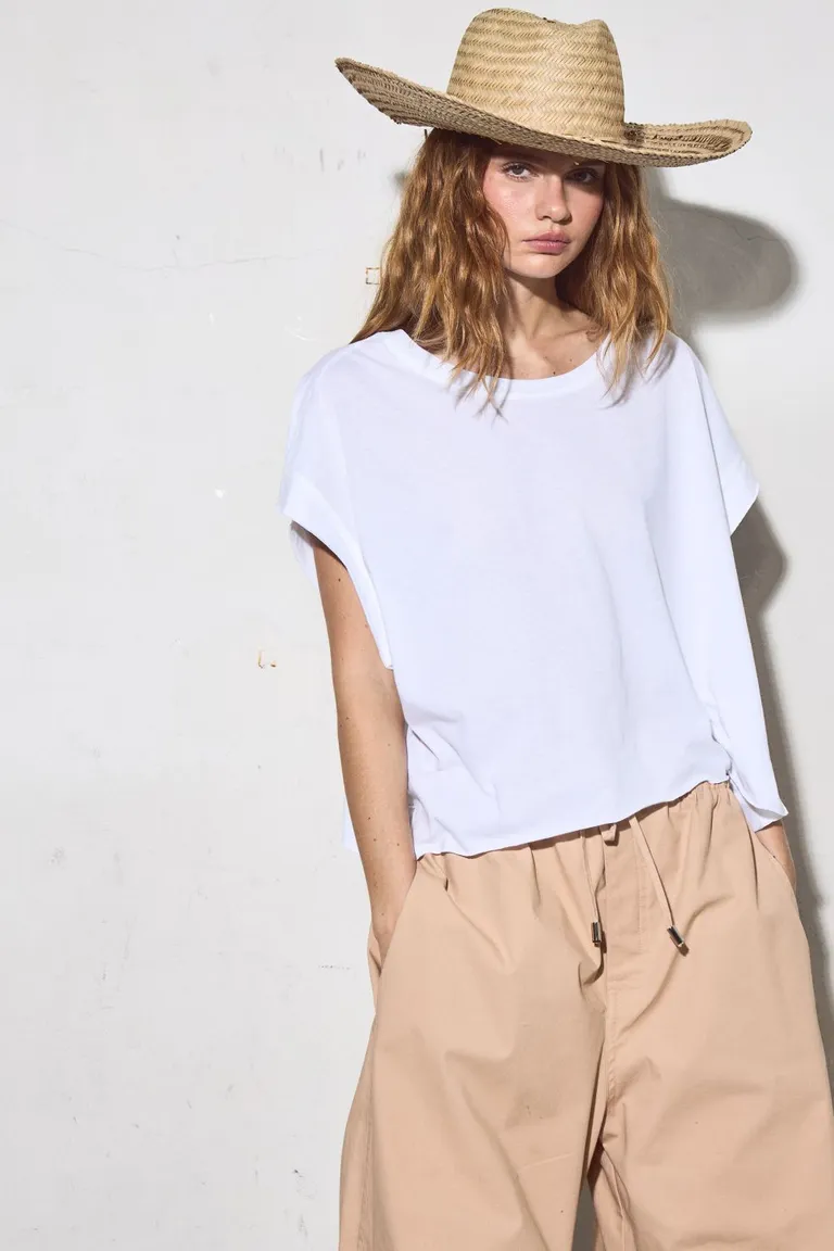 Remera blanca de corte morfológico con manga corta y escote en U en la espalda de Allo Martinez en Remeras para argentina