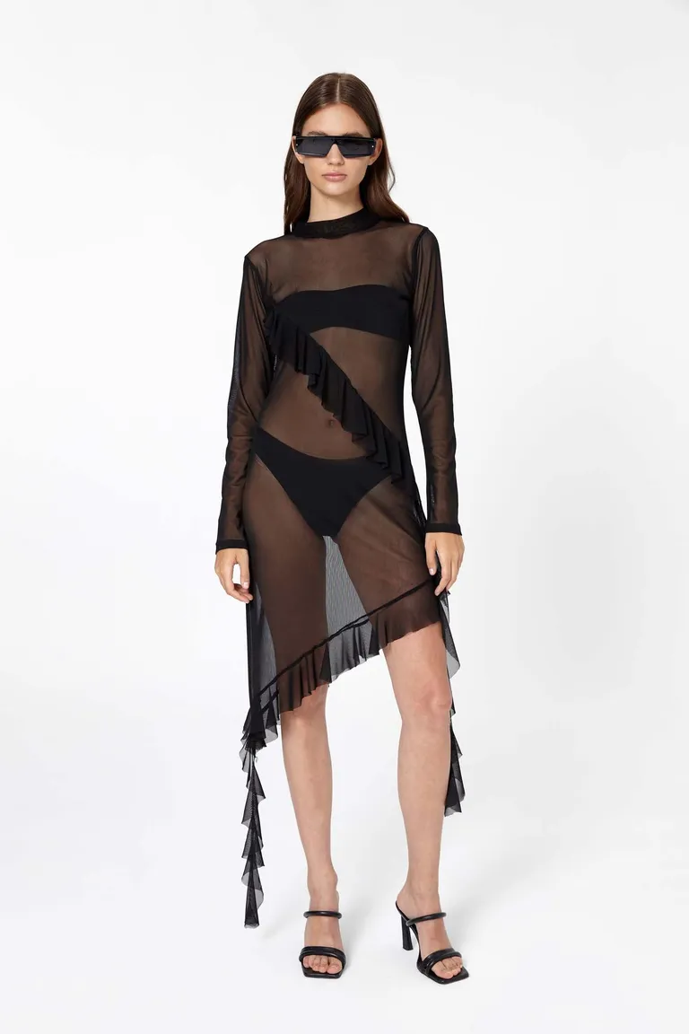 Vestido de microtul negro con diseño asimétrico y volados de Naíma en Vestidos para argentina