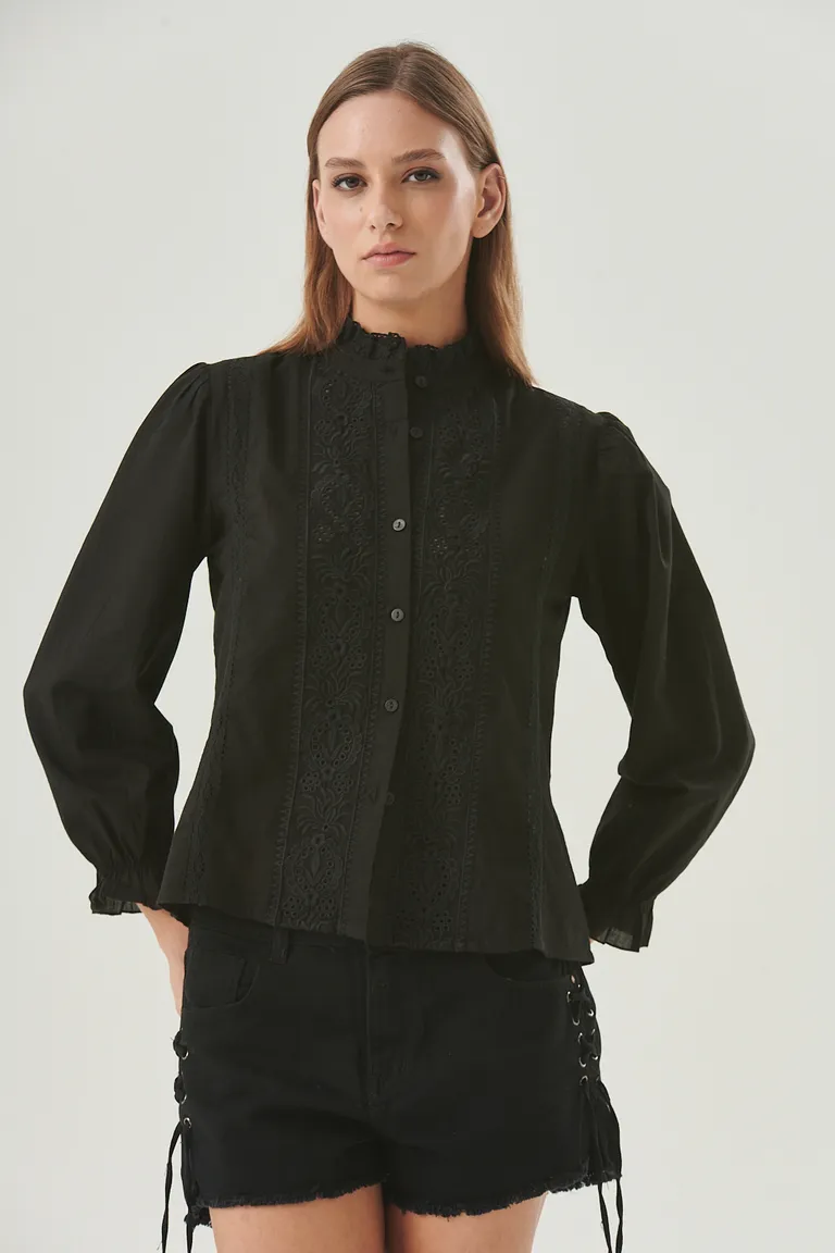Camisa negra de diseño femenino y elegante con bordado de broderie de Sweet en Camisas para argentina