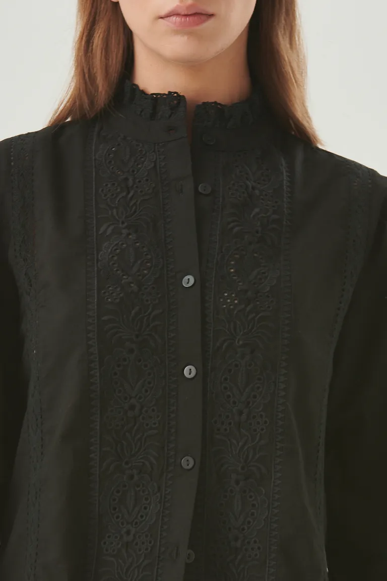 Camisa negra de diseño femenino y elegante con bordado de broderie de Sweet en Camisas para argentina