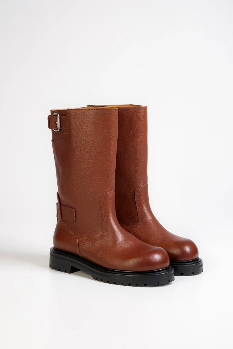 Botas de cuero caña media en tono marrón, con forro interior y suela cómoda de Maria Cher en Botas y Botinetas para argentina