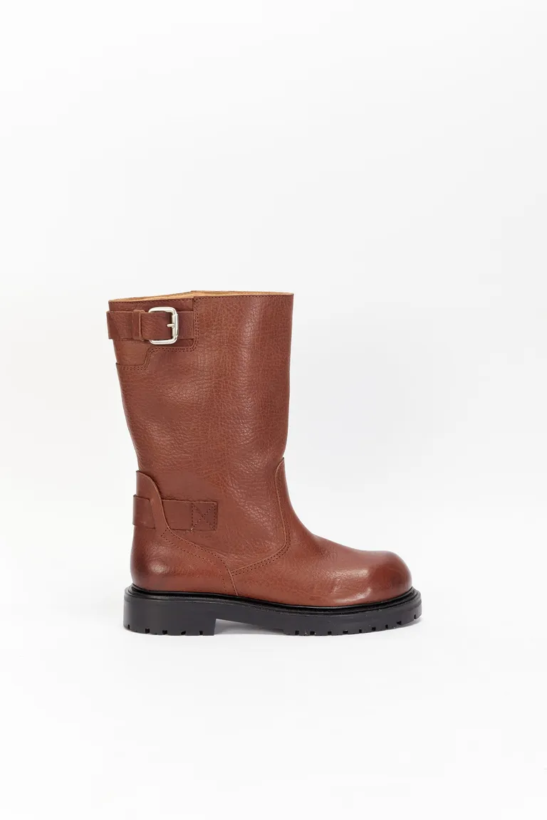 Botas de cuero caña media en tono marrón, con forro interior y suela cómoda de Maria Cher en Botas y Botinetas para argentina