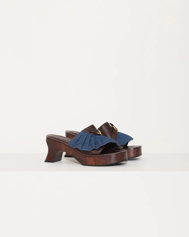 Zueco de plataforma alto en denim y cuero para mujer de Jazmin Chebar en Zuecos Planos para argentina