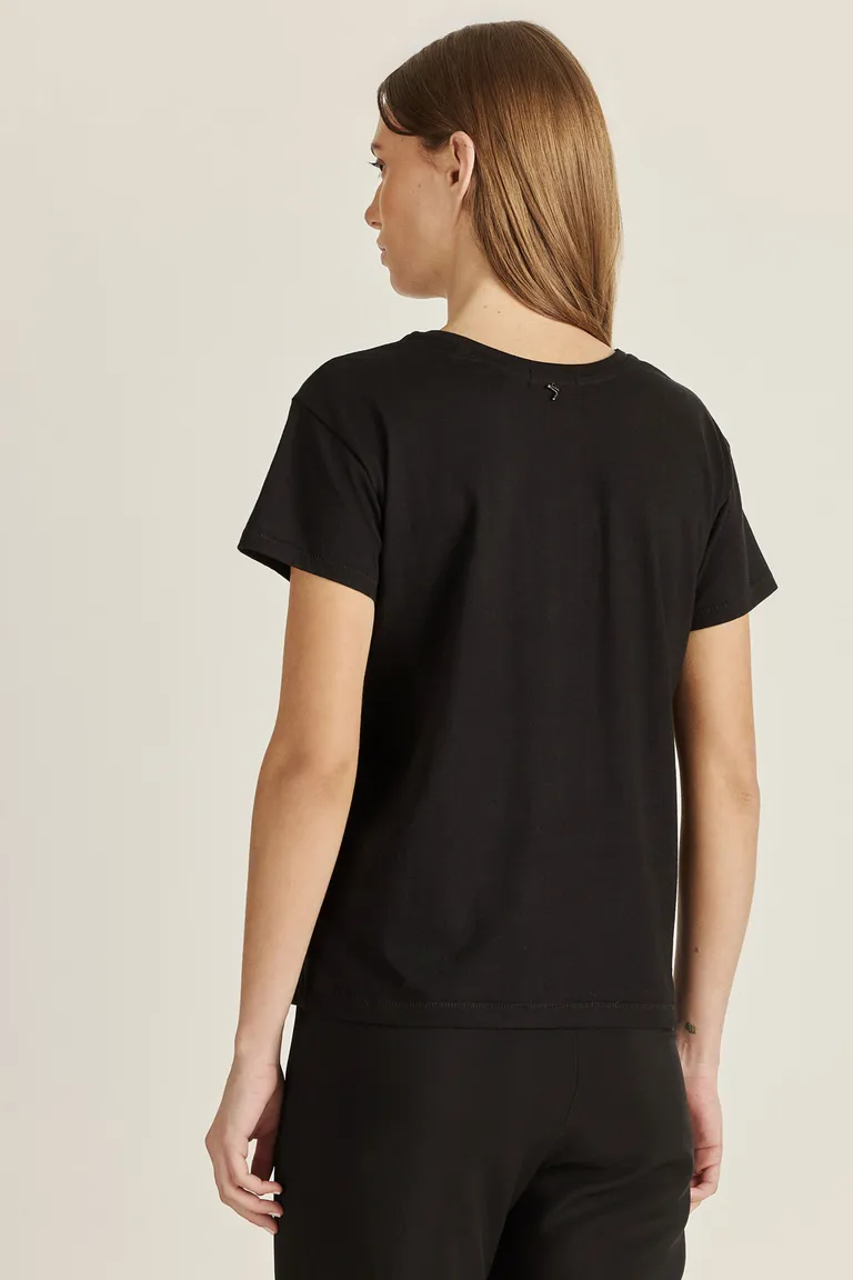 Remera negra con estampado brillante y detalle fotográfico de Tucci en Remeras para argentina