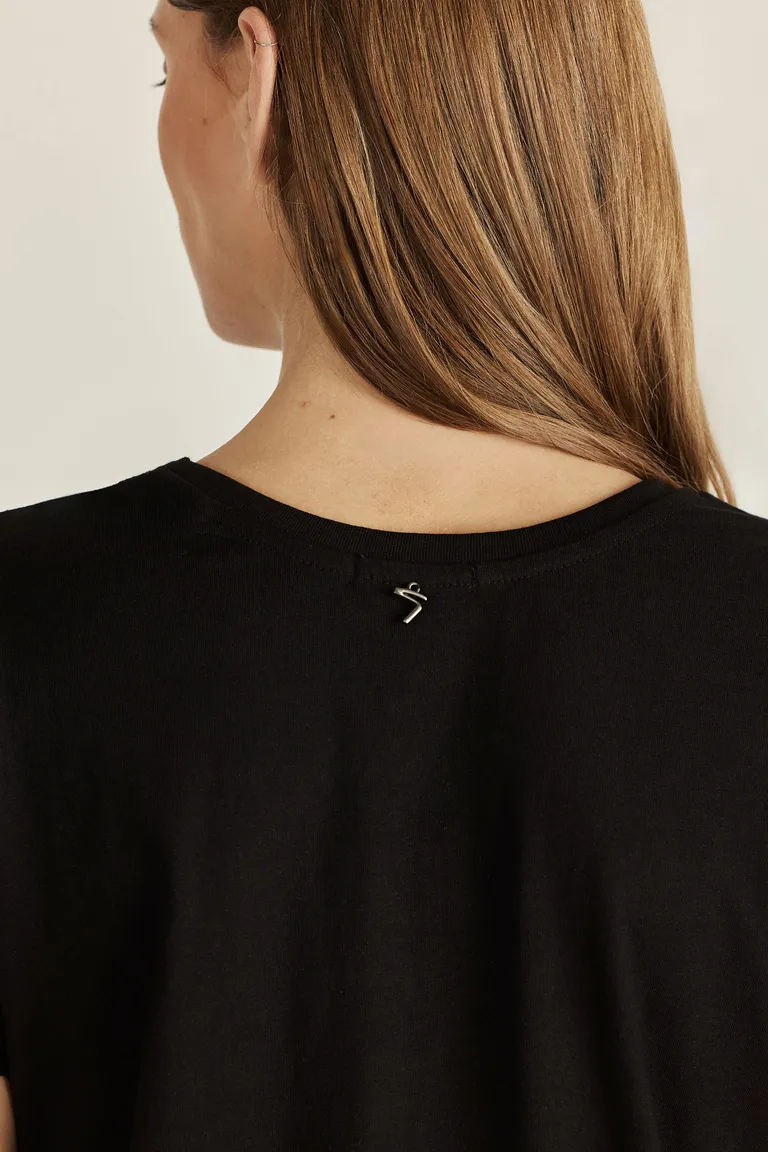 Remera negra con estampado brillante y detalle fotográfico de Tucci en Remeras para argentina