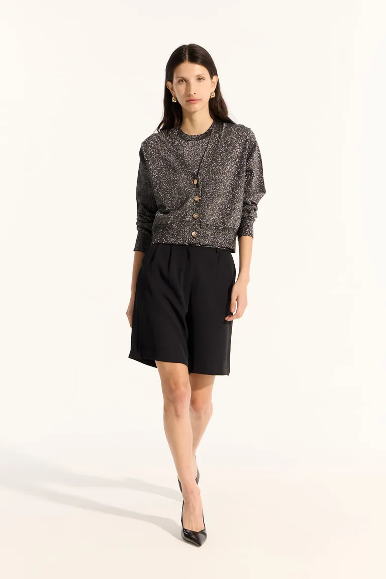 Cárdigan cropped de calce básico en tejido noble y sedoso con escote en V y botones metálicos de Portsaid en Buzos y Sweaters para argentina