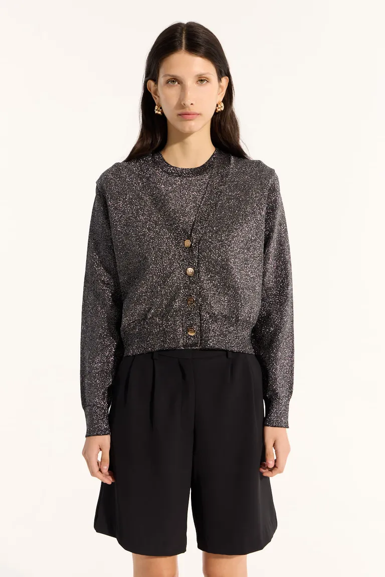 Cárdigan cropped de calce básico en tejido noble y sedoso con escote en V y botones metálicos de Portsaid en Buzos y Sweaters para argentina