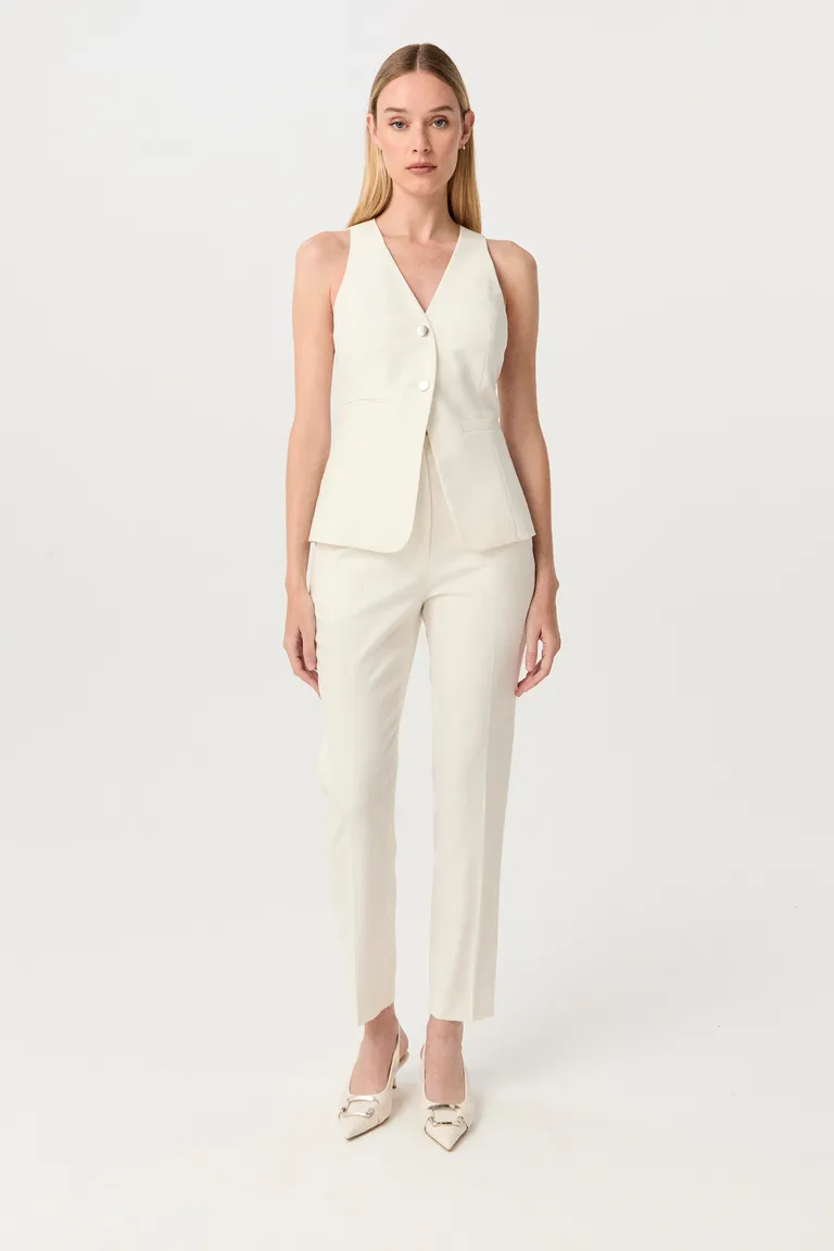 Chaleco feni - Prenda de sastrería con acceso de doble botón y bolsillos ojal de Markova en Chalecos para argentina