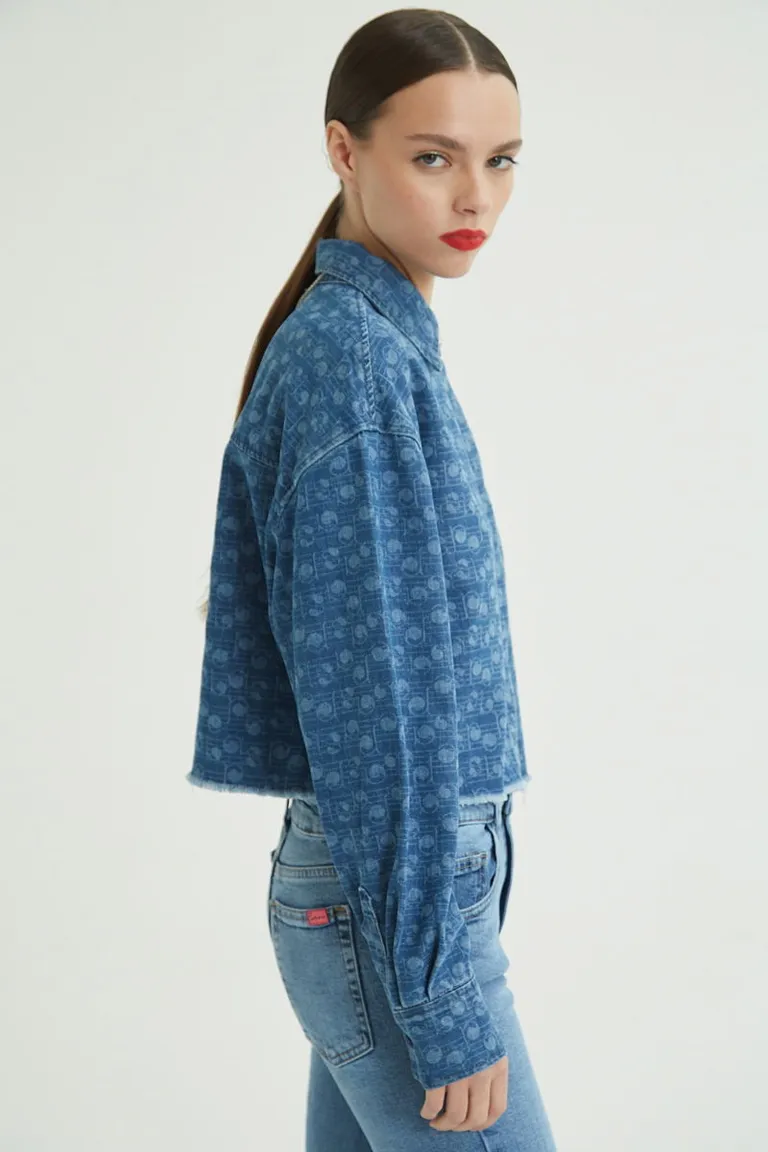 Camisa de jean de calce amplio y corto con terminación desflecada en el ruedo de Las Pepas en Camisas para argentina