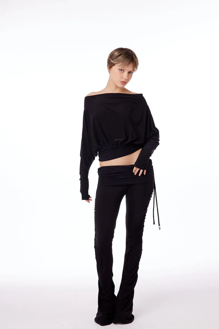 Top de microfibra negra de mangas largas y buche delantero de Black Mamba en Tops para argentina