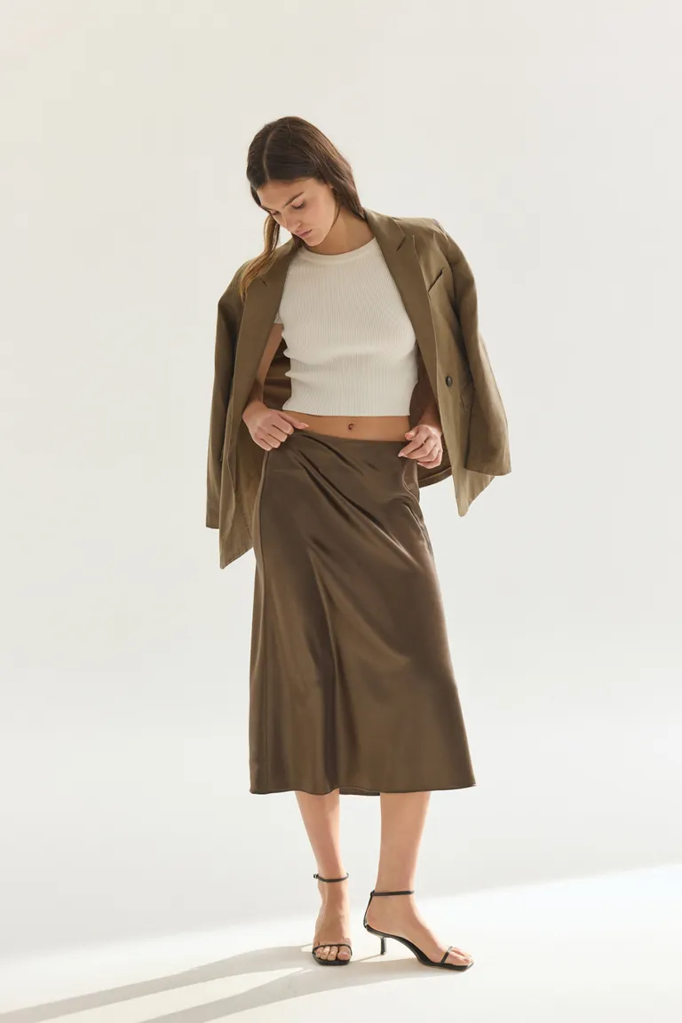 Falda midi de corte recto en color marrón para un estilo femenino y elegante de Akiabara en Faldas para argentina