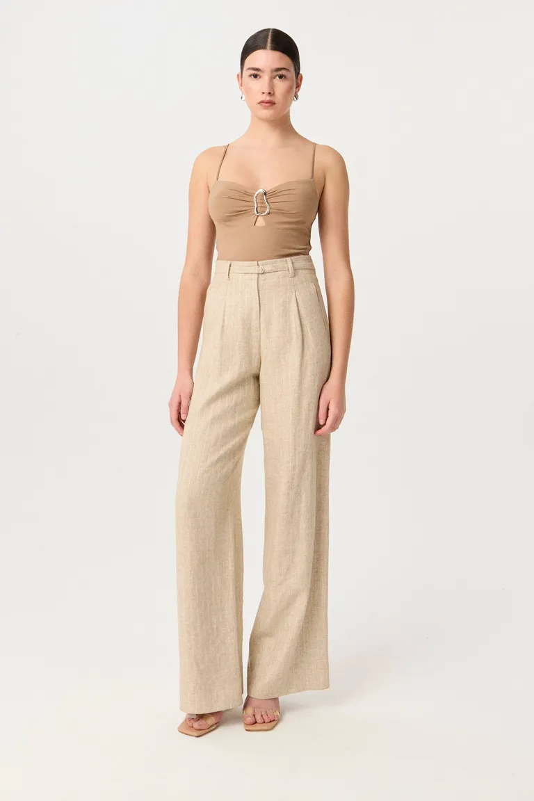 Top de microfibra premium con detalles metálicos y diseño anatómico de Markova en Tops para argentina