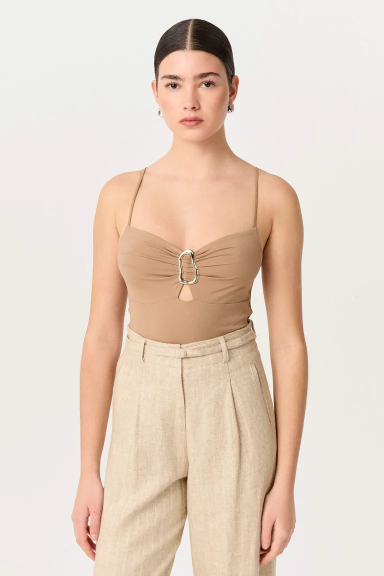 Top de microfibra premium con detalles metálicos y diseño anatómico de Markova en Tops para argentina