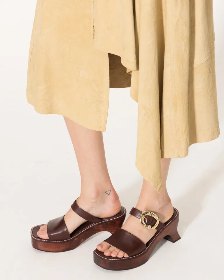 Sandalias de cuero con hebilla lateral y plataforma de madera de Jazmin Chebar en Sandalias para argentina