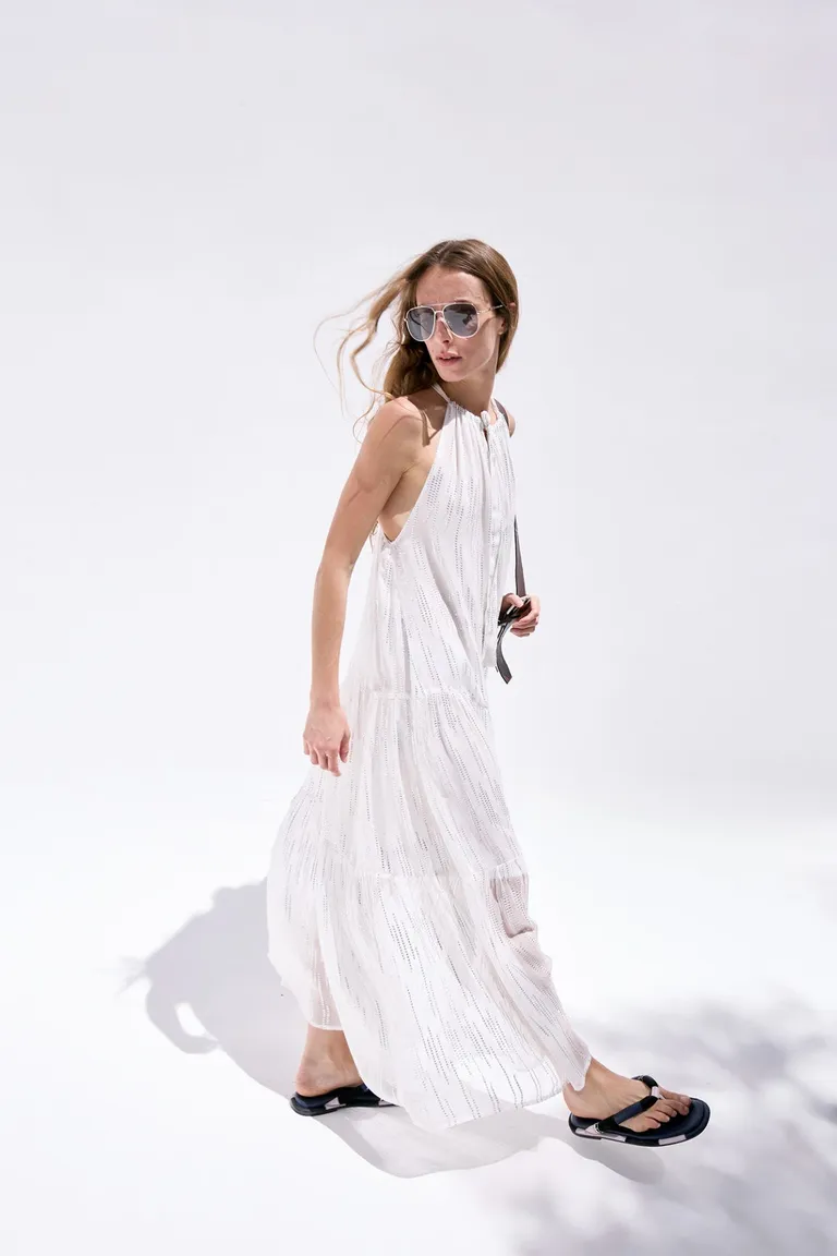 Vestido largo de georgette con destellos plateados y lazo ajustable en el cuello de Maria Cher en Vestidos para argentina