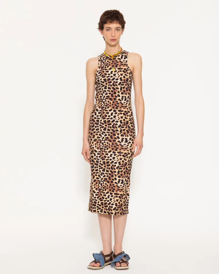 Vestido estampado de animal print con diseño midi y corte moderno de Jazmin Chebar en Vestidos para argentina