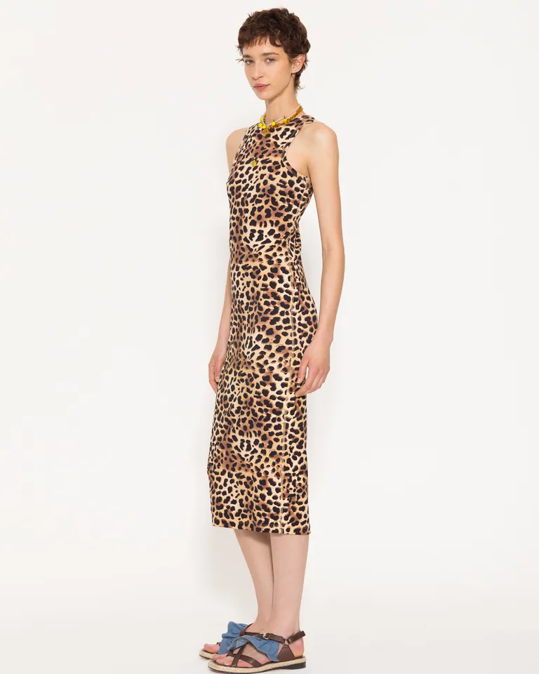 Vestido estampado de animal print con diseño midi y corte moderno de Jazmin Chebar en Vestidos para argentina