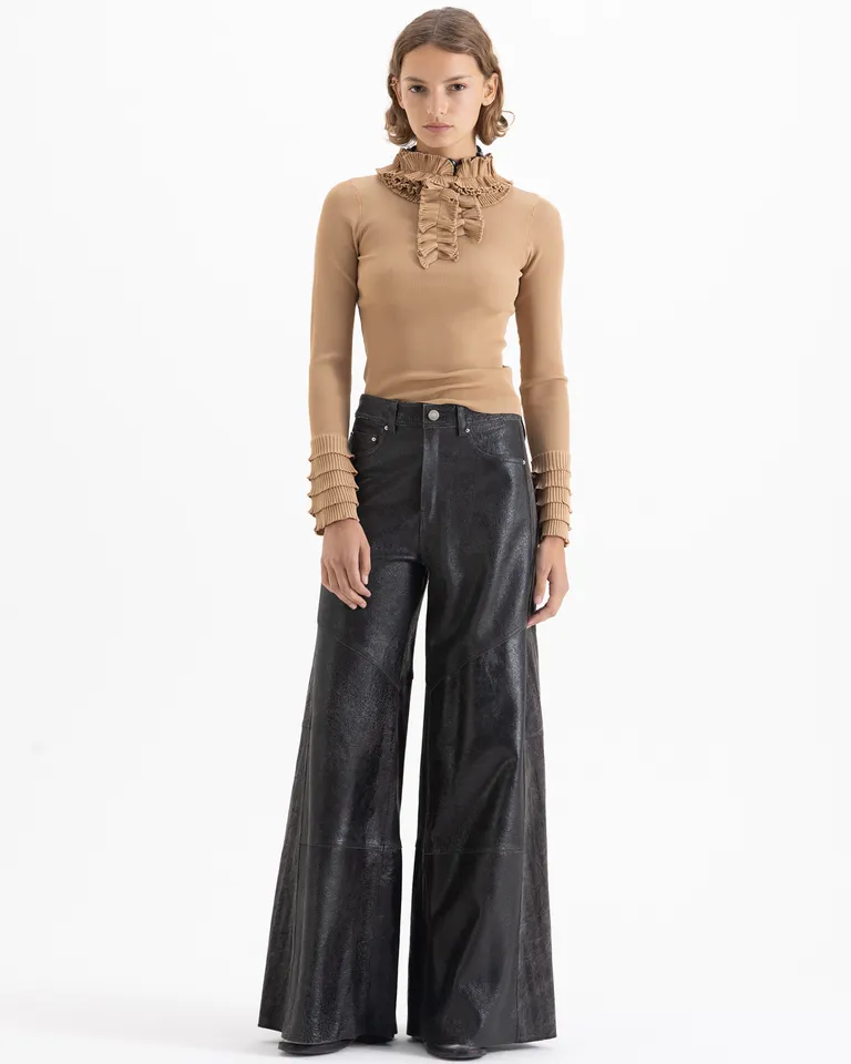 Sweater ajustado con cuello alto decorado con moño y volados en los puños de Jazmin Chebar en Buzos y Sweaters para argentina