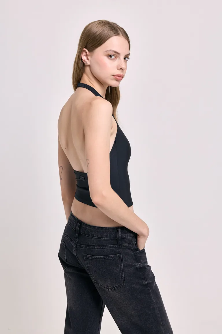 Top de calce ajustado con escote halter y detalle de marca en la espalda de 47 Street en Tops para argentina