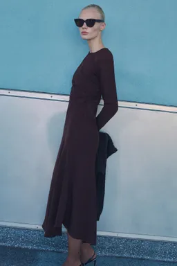 Vestido midi cintura drapeada de Mango en Vestidos para argentina