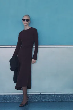 Vestido midi cintura drapeada de Mango en Vestidos para argentina