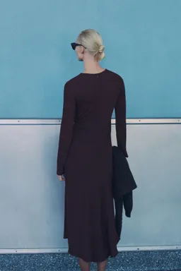 Vestido midi cintura drapeada de Mango en Vestidos para argentina