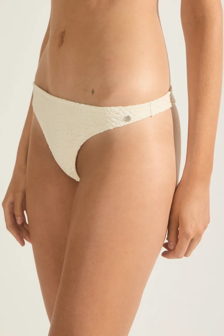 Bombacha colaless calada de tela ligera y cómoda para mujer de Cuesta Blanca en Swimwear y Beachwear para argentina