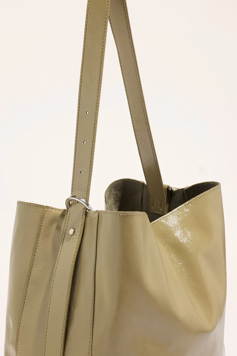 Cartera tote charolada en color marrón para uso diario de mujer de Portsaid en Bolsos y Carteras para argentina