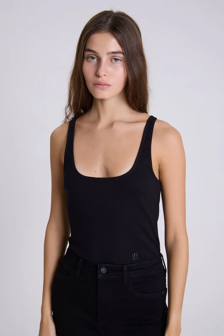 Musculosa negra de algodón con escote en forma de U y terminación recta de Maria Cher en Tops para argentina