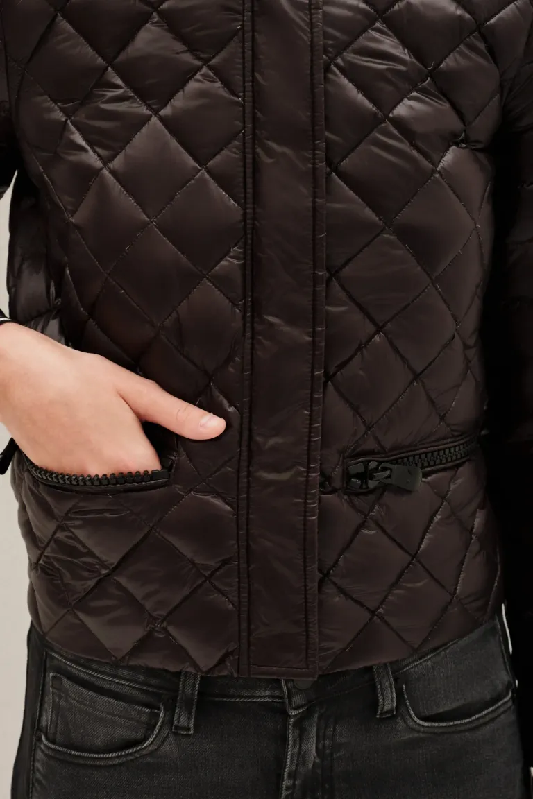 Campera corta matelassé con escote redondo, cierre frontal y bolsillos laterales de Rapsodia en Chaquetas para argentina