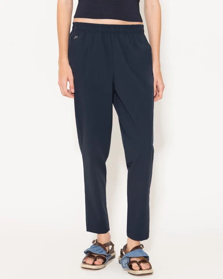 Pantalón negro holgado y elástico con detalles metálicos en diseño minimalista de Jazmin Chebar en Pantalones para argentina