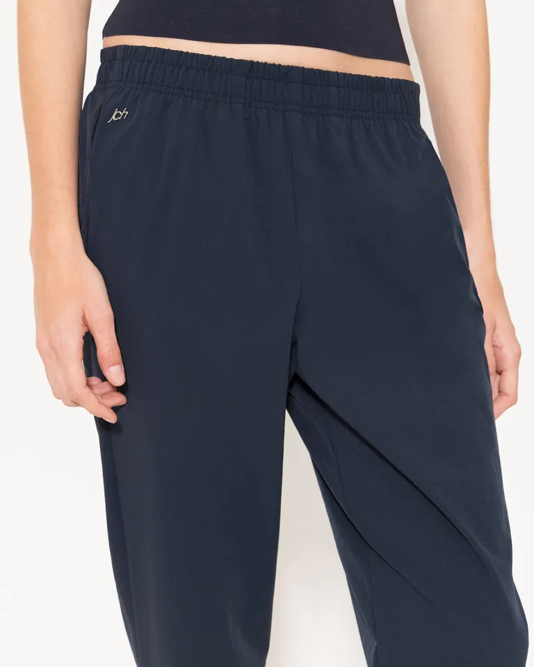 Pantalón negro holgado y elástico con detalles metálicos en diseño minimalista de Jazmin Chebar en Pantalones para argentina