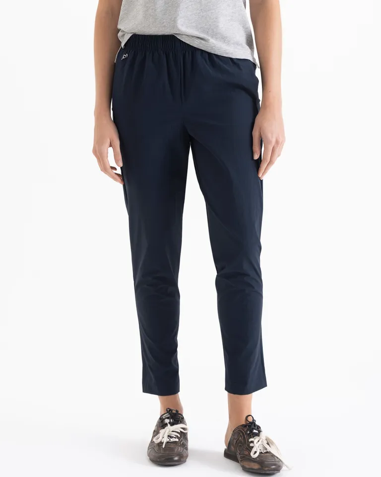 Pantalón negro holgado y elástico con detalles metálicos en diseño minimalista de Jazmin Chebar en Pantalones para argentina