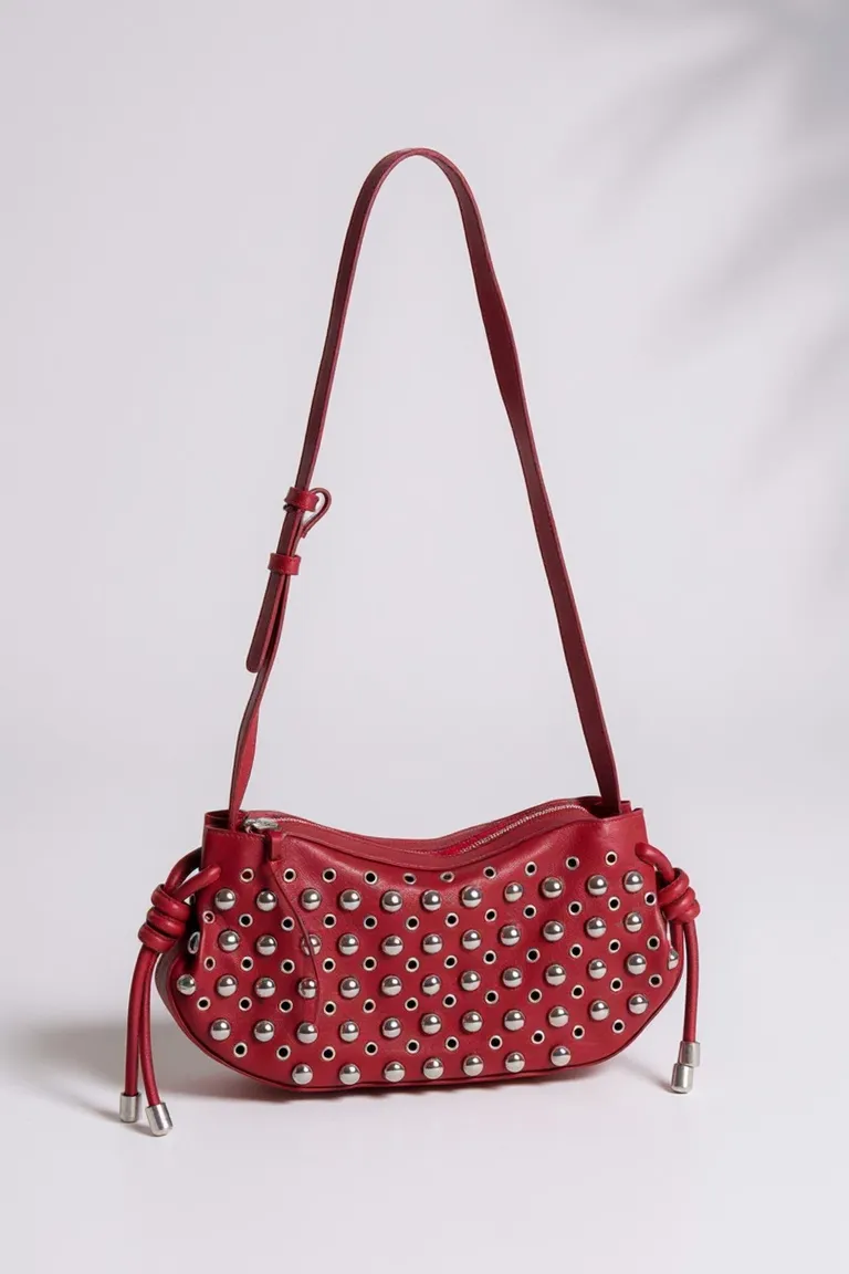 Cartera de cuero roja con remaches bombe y cierre - Accesorio de moda para mujeres de Maria Cher en Bolsos y Carteras para argentina