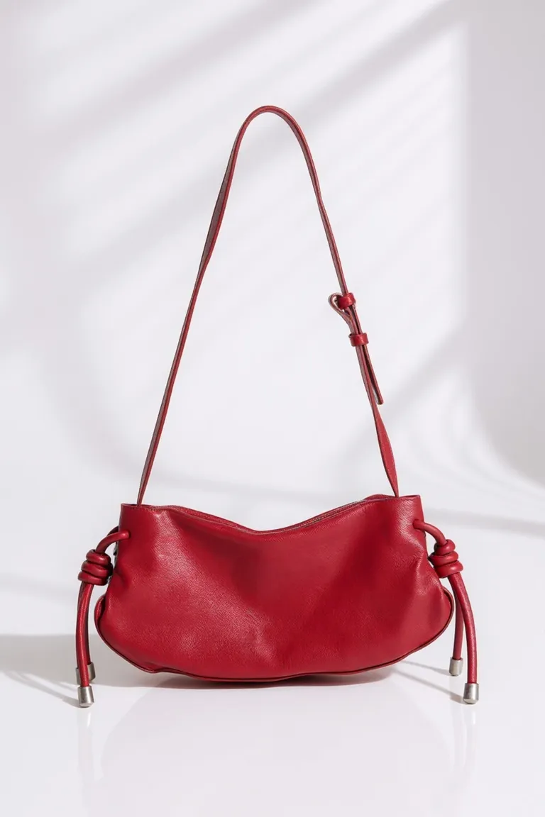 Cartera de cuero roja con remaches bombe y cierre - Accesorio de moda para mujeres de Maria Cher en Bolsos y Carteras para argentina