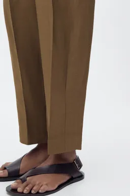 Pantalón pinzado mezcla lino de Mango en Pantalones para argentina